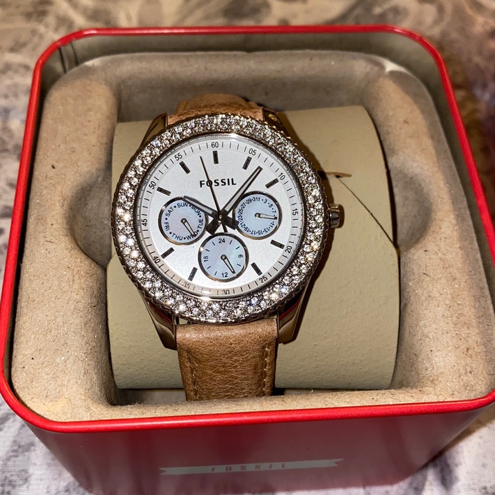 Women’s Fossil watch. Excellent condition with collectors tin.